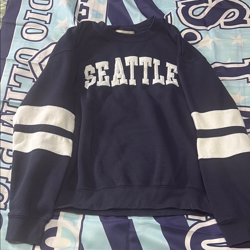 XL New York Popular Seattle men’s Navy and White Sweater